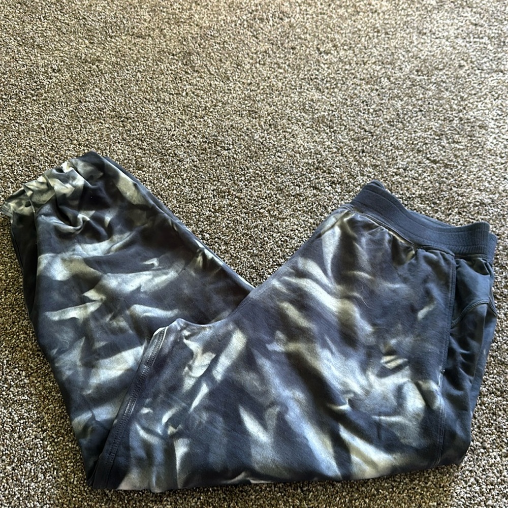 Lululemon Blue/Grey and White Pattern Joggers